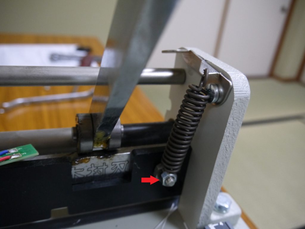 大型断裁機  替刃の交換方法｜刃が欠けた、切れ味が悪く