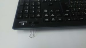 ロジクールのキーボード（K270）の足の爪が折れた場合、無くした場合にはダブルクリップを使って対処できる