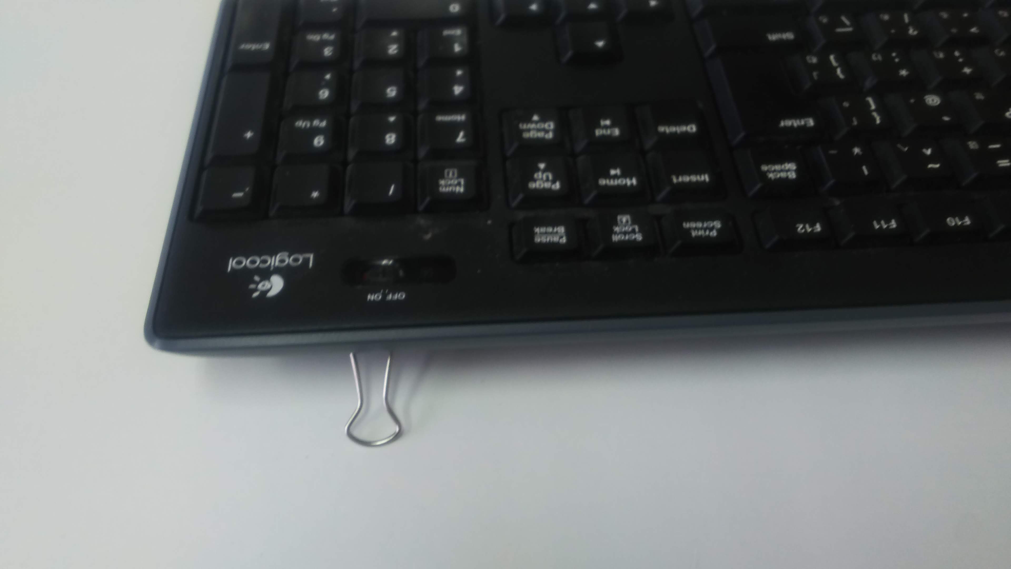 ロジクールのキーボードの足 スタンド の爪が折れた場合 無くした場合にはダブルクリップを使って修理できる Hatahiromasa Com